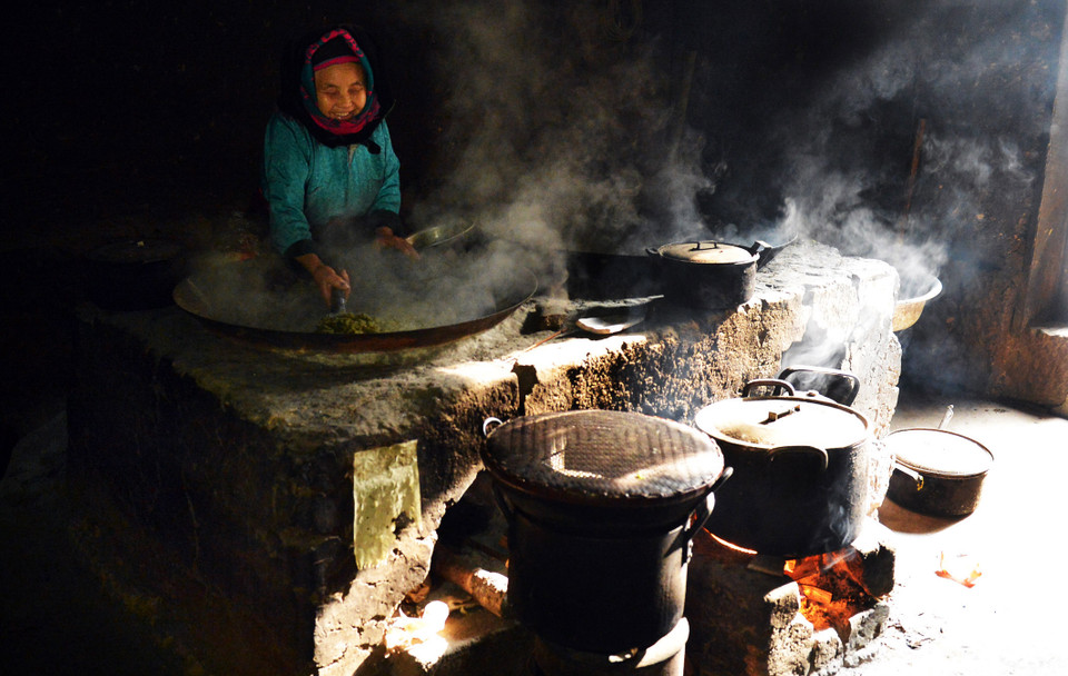 Công việc thường nhật trong một gia đình người H’Mông. (Ảnh: Thanh Hà/TTXVN)