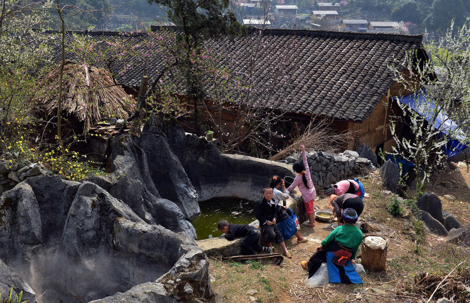 Nước luôn khan hiếm với cuộc sống của người dân nơi vùng cao. (Ảnh: Thanh Hà/TTXVN)