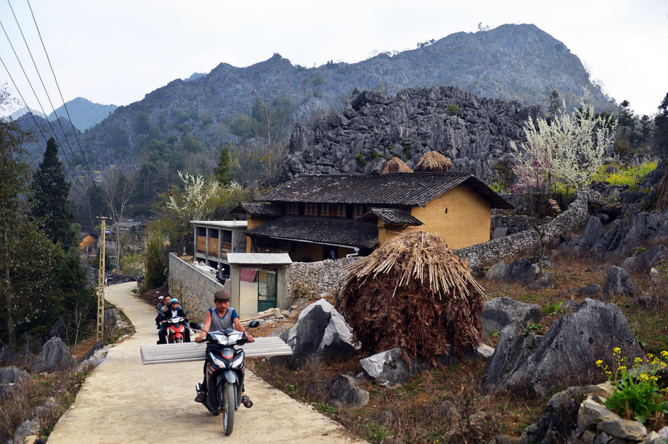 Diện mạo vùng cao đổi thay từng ngày nhờ sự đầu tư của Nhà nước. (Ảnh: Thanh Hà/TTXVN)