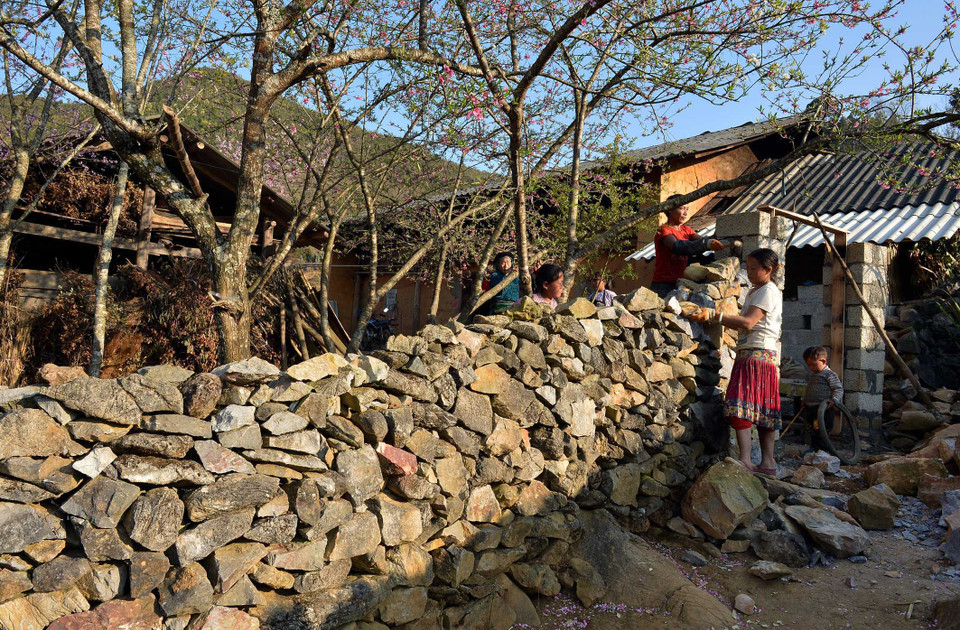 Xếp đá tạo thành tường bao cho ngôi nhà truyền thống của người H’Mông. (Ảnh: Thanh Hà/TTXVN)