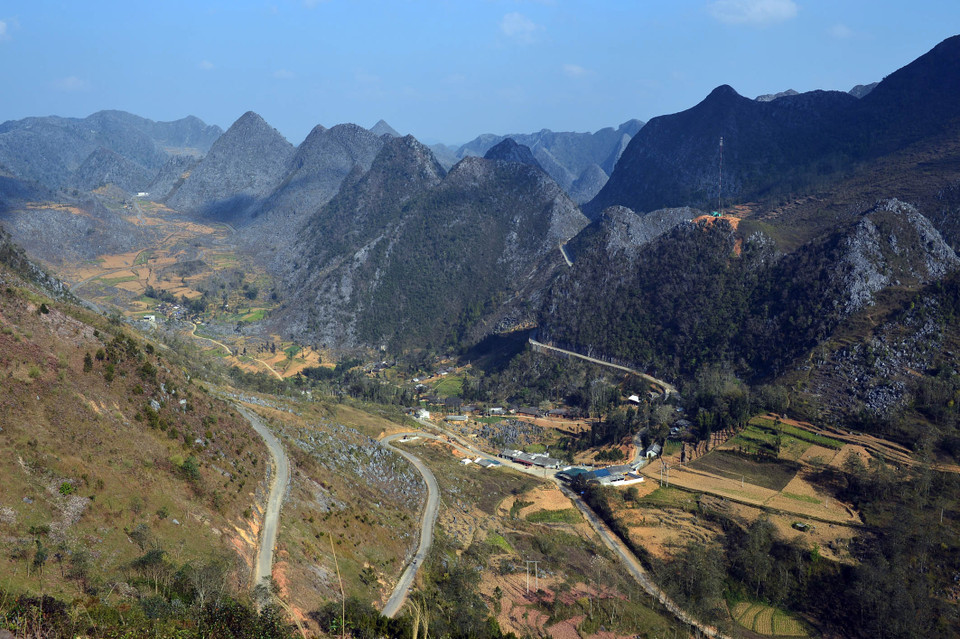 Cao nguyên đá Đồng Văn nằm ở độ cao trung bình 1.000-1.600m so với mực nước biển, trên diện tích gần 2.356km2, trải dài qua địa bàn 4 huyện Quản Bạ, Yên Minh, Mèo Vạc và Đồng Văn của tỉnh Hà Giang. (Ảnh: Thanh Hà/TTXVN)