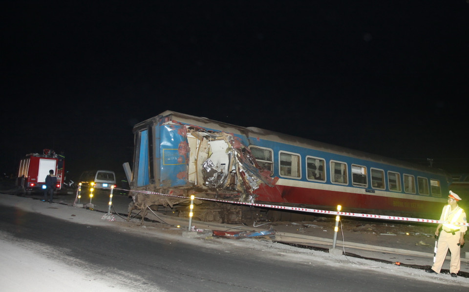  Đoàn tàu SE5 chạy tuyến Hà Nội-Sài Gòn đến địa điểm trên đã đâm vào xe ôtô khiến 3 toa tàu bị hất văng khỏi đường ray, trong đó một toa nằm chắn ngang Quốc lộ 1A. (Ảnh: Hồ Cầu/TTXVN)