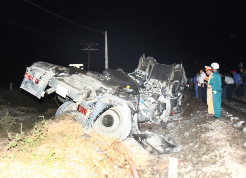 Chiếc xe ôtô kéo rơmoóc bị đâm biến dạng. (Ảnh: Hồ Cầu/TTXVN)