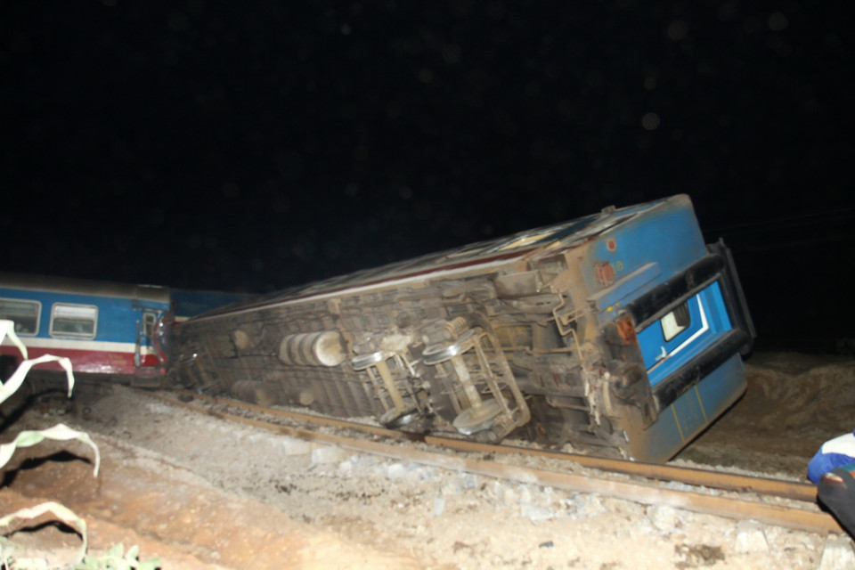 Vụ tai nạn xảy ra vào khoảng 22 giờ đêm 10/3, tại km 639 + 750 thuộc địa bàn xã Hải Thượng, huyện Hải Lăng, tỉnh Quảng Trị. (Ảnh: Hồ Cầu/TTXVN)