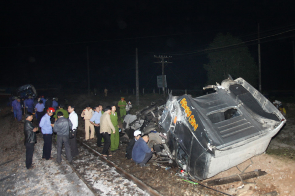 Chiếc xe ôtô kéo rơmoóc bị đâm biến dạng. (Ảnh: Hồ Cầu/TTXVN)