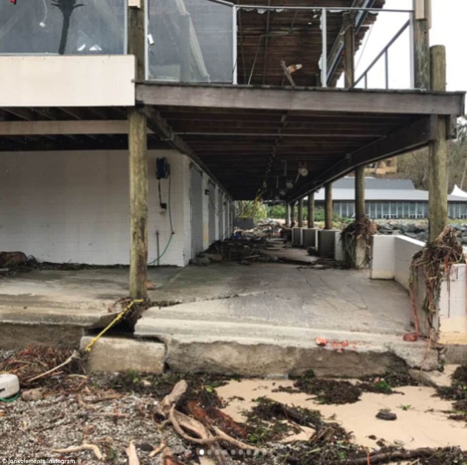 Những tòa nhà trên đảo đều bị tàn phá, rong biển bám khắp nơi. (Nguồn: Dailymail)