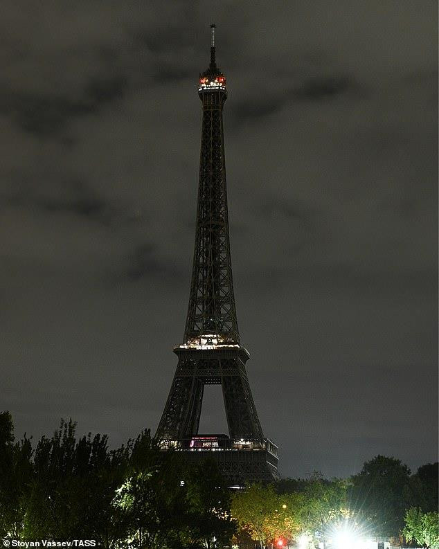 Đèn tắt trên Tháp Eiffel để tưởng nhớ cựu Tổng thống Jacques Chirac. (Nguồn: TASS)