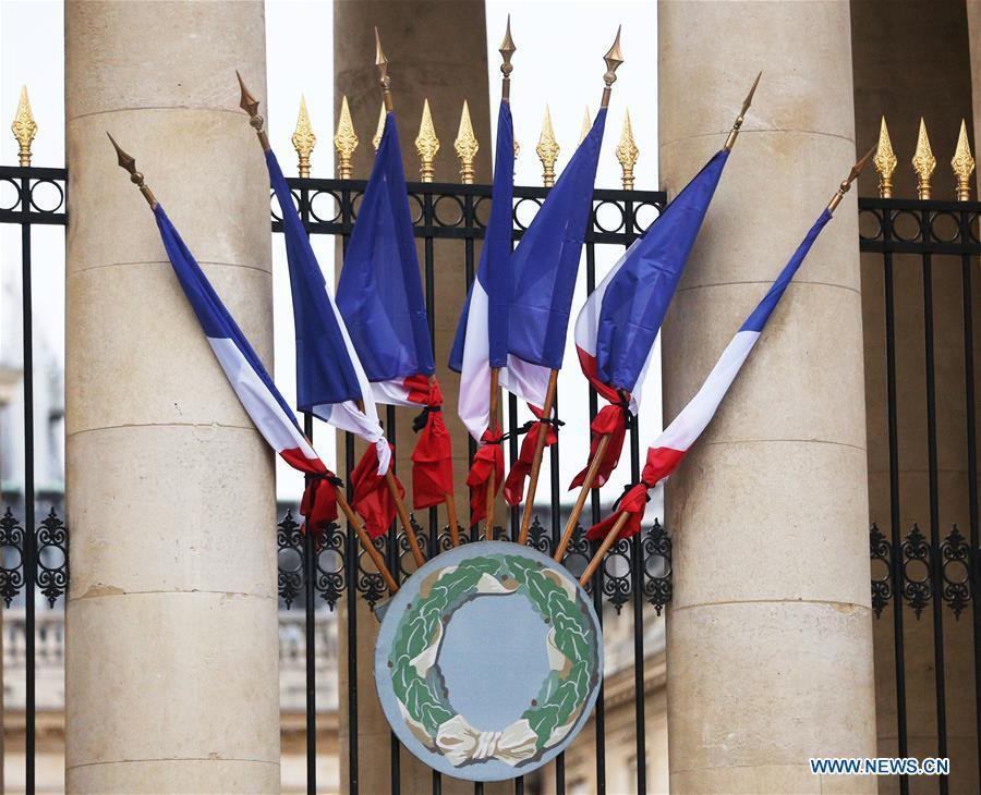 Quốc kỳ Pháp được buộc băng đen tại trụ sở Quốc hội Pháp để thương tiếc cựu Tổng thống Pháp Jacques Chirac. (Nguồn: THX)