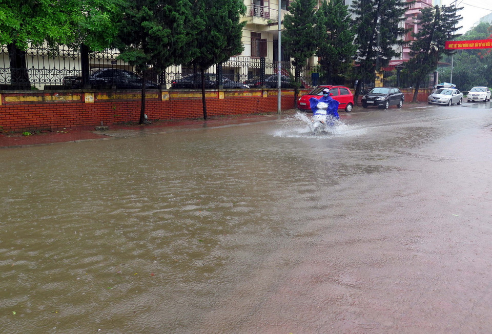 Mưa lớn gây ngập úng nhiều điểm tại thành phố Yên Bái. (Ảnh: Thế Duyệt/TTXVN) 