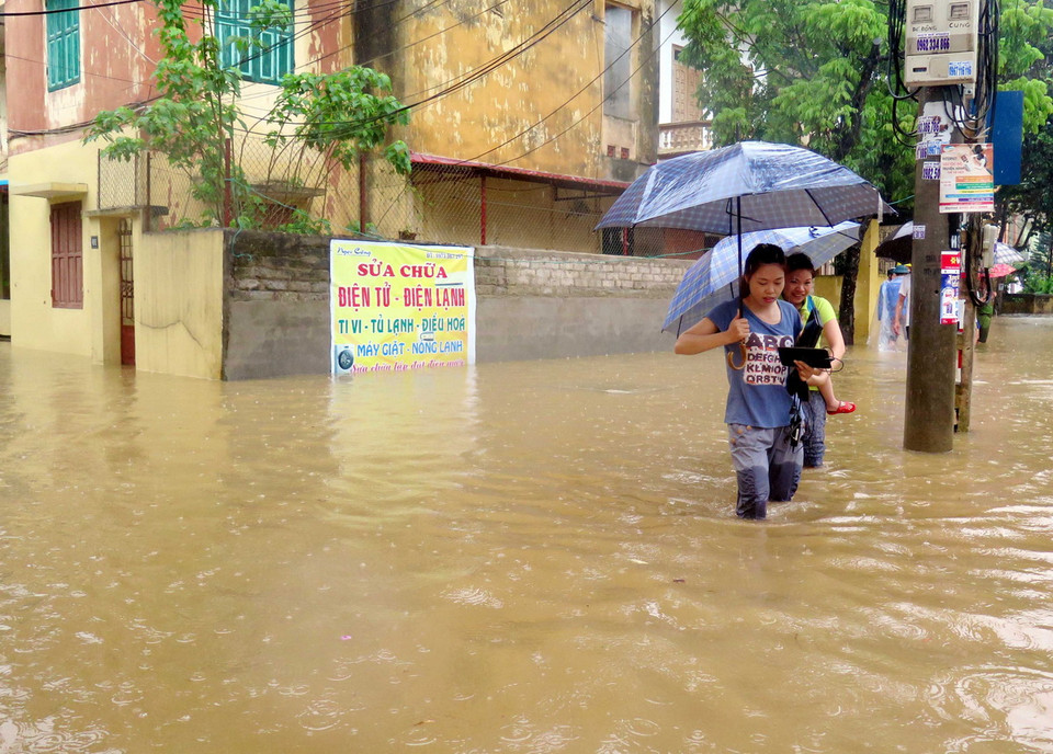 Ngập úng tại đường phường Đồng Tâm, thành phố Yên Bái sau cơn mưa lớn. (Ảnh: Đức Tưởng/TTXVN) 