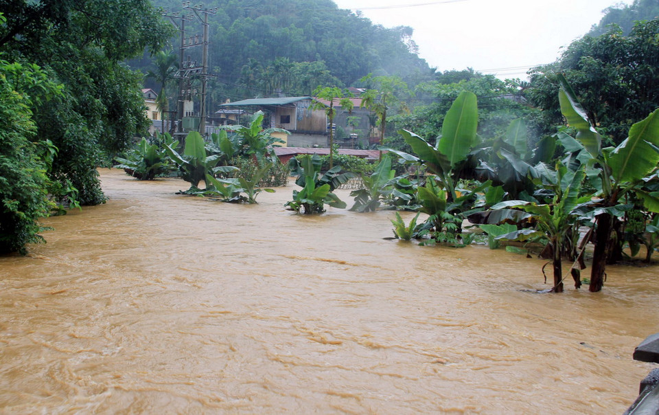 Mưa lớn gây ngập úng nhiều điểm tại thành phố Yên Bái. (Ảnh: Thế Duyệt/TTXVN)