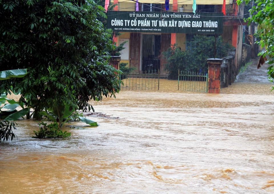 Mưa lớn gây ngập úng tại đường Kim Đồng, phường Minh Tân, thành phố Yên Bái. (Ảnh: Thế Duyệt/TTXVN) 