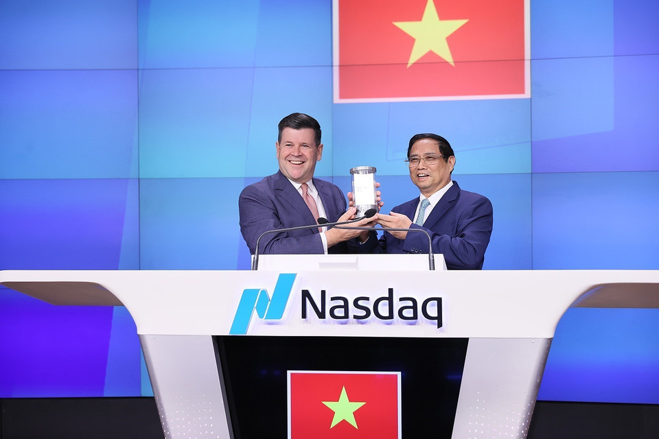 Phó Chủ tịch Tập đoàn Nasdaq Robert H.McCooey Jr tặng kỷ niệm chương của Nasdaq cho Thủ tướng Phạm Minh Chính. (Ảnh: Dương Giang/TTXVN)