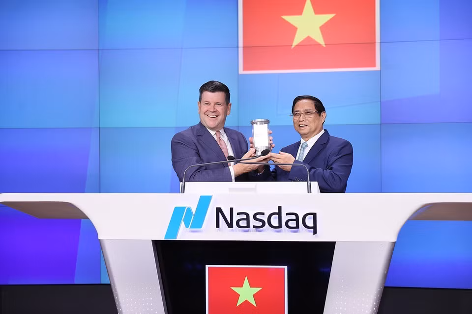 Phó Chủ tịch Tập đoàn Nasdaq Robert H.McCooey Jr tặng kỷ niệm chương của Nasdaq cho Thủ tướng Phạm Minh Chính. (Ảnh: Dương Giang/TTXVN)