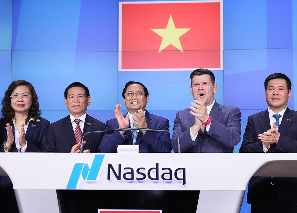Thủ tướng Phạm Minh Chính rung chuông khai mạc phiên giao dịch Nasdaq. (Ảnh: Dương Giang/TTXVN)