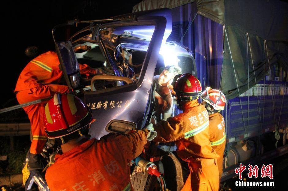 Các nhân viên cứu hộ phải mất 1 giờ để giải cứu thành công cho 3 tài xế, tuy nhiên, trước đó, 7 nhân viên cứu hộ khác đã được giao nhiệm vụ 'điều tiết' đàn vịt tại hiện trường. (Nguồn: CCTVNews)