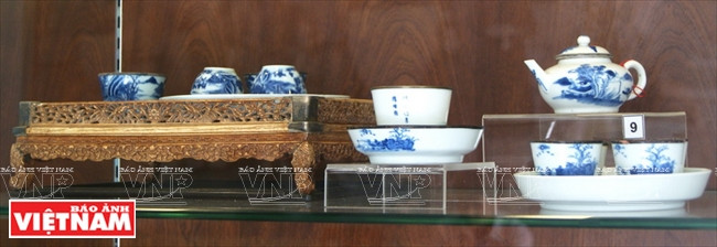  Đồ dùng pha trà – sứ ký kiểu, đồng, thế kỷ 19. (Ảnh: Nguyễn Vũ Thành Đạt/Báo Ảnh Việt Nam)