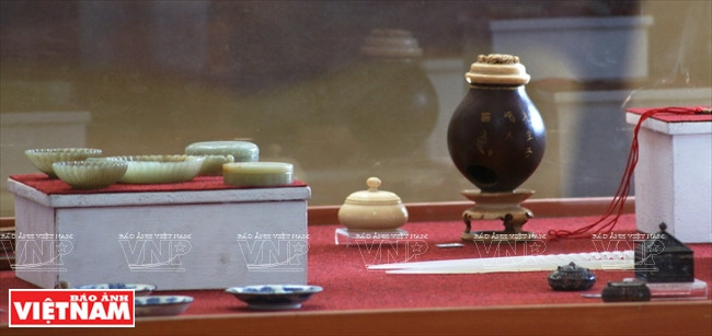  Bộ sưu tập các hiện vật trang điểm. (Ảnh: Nguyễn Vũ Thành Đạt/Báo Ảnh Việt Nam)