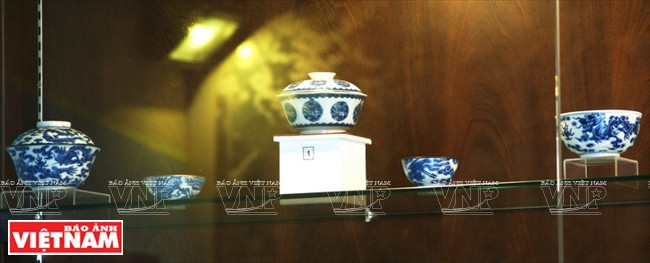  Các loại tiềm, bát – sứ ký kiểu, hiệu đề 'Thiệu Trị niên chế,' 1841-1847. (Ảnh: Nguyễn Vũ Thành Đạt/Báo Ảnh Việt Nam)