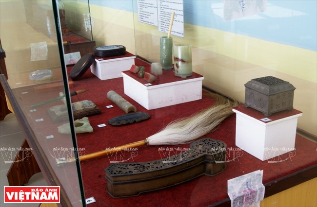  Bộ sưu tập hiện vật văn phòng chi bảo. (Ảnh: Nguyễn Vũ Thành Đạt/Báo Ảnh Việt Nam)