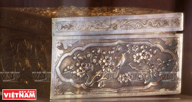  Hộp đựng thuốc hút – bạc và gỗ, thế kỷ 19. (Ảnh: Nguyễn Vũ Thành Đạt/Báo Ảnh Việt Nam)