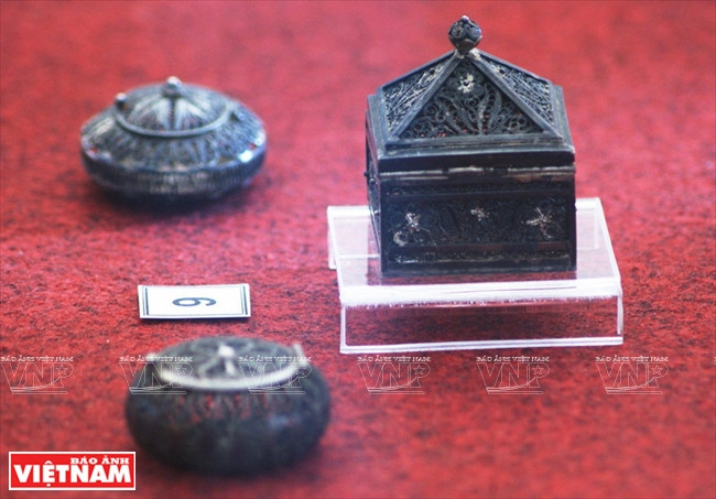  Hộp đựng hương liệu – bạc, thế kỷ 19. (Ảnh: Nguyễn Vũ Thành Đạt/Báo Ảnh Việt Nam)