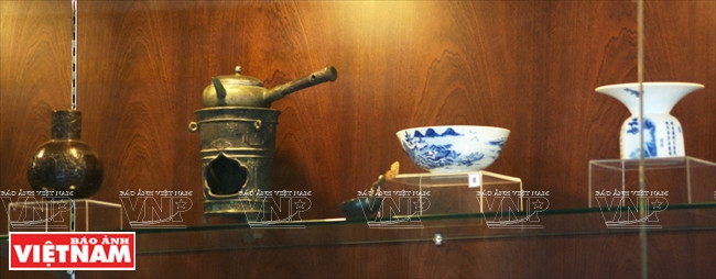  Đồ dùng pha trà – sứ ký kiểu, đồng, thế kỷ 19. (Ảnh: Nguyễn Vũ Thành Đạt/Báo Ảnh Việt Nam)