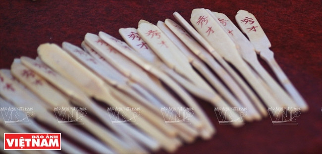  Bộ xăm hường – gỗ cẩn ốc và ngà voi, thế kỷ 19. (Ảnh: Nguyễn Vũ Thành Đạt/Báo Ảnh Việt Nam)