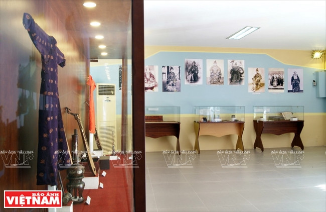  Một góc không gian của triển lãm 'Cuộc sống nội cung triều Nguyễn (1802-1945).' (Ảnh: Nguyễn Vũ Thành Đạt/Báo Ảnh Việt Nam)