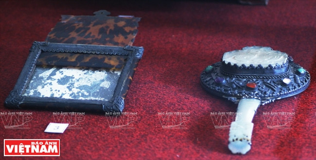  Gương soi – đồi môi, thế kỷ 19. (Ảnh: Nguyễn Vũ Thành Đạt/Báo Ảnh Việt Nam)