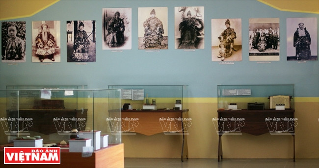 Công chúng được chiêm ngưỡng khoảng 300 tư liệu, hiện vật đặc sắc minh họa cho đời sống của nữ giới trong cung đình triều Nguyễn. (Ảnh: Nguyễn Vũ Thành Đạt/Báo Ảnh Việt Nam) 