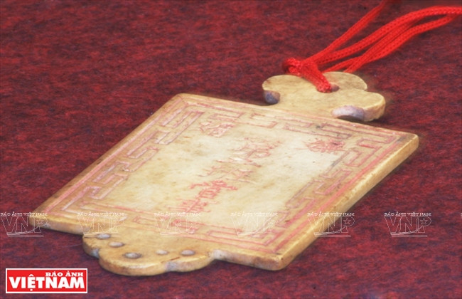  Thẻ bài 'Đệ nhị ban quân sự' – ngà, thế kỷ 19. (Ảnh: Nguyễn Vũ Thành Đạt/Báo Ảnh Việt Nam)