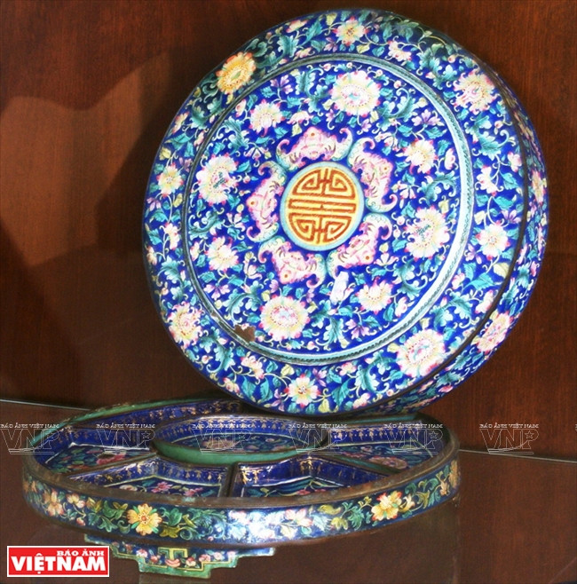  Hộp đựng mứt, kẹo – pháp lam Huế, thế kỷ 19. (Ảnh: Nguyễn Vũ Thành Đạt/Báo Ảnh Việt Nam)