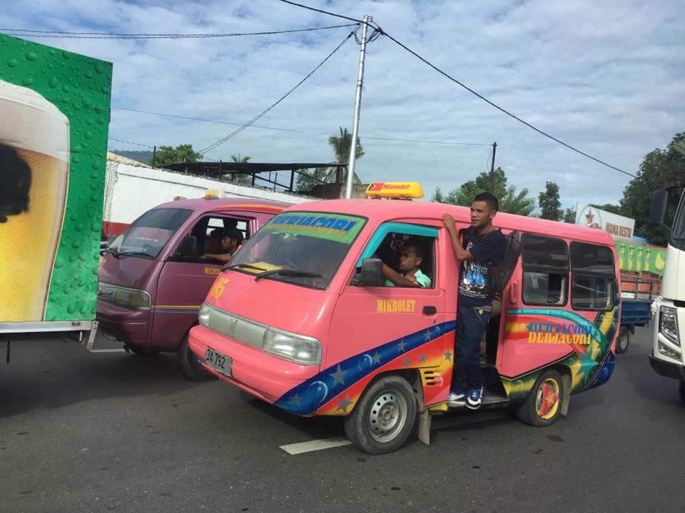 Khi đến Dili, du khách sẽ nhìn thấy rất nhiều chiếc xe mini bus nhiều màu sắc, được gọi là Mikrolet. (Ảnh: PV/Vietnam+) 