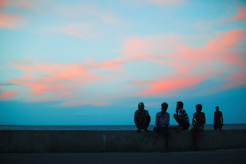 Giờ phút thảnh thơi của ngư dân Timor sau một ngày đi biển. (Ảnh: PV/Vietnam+)