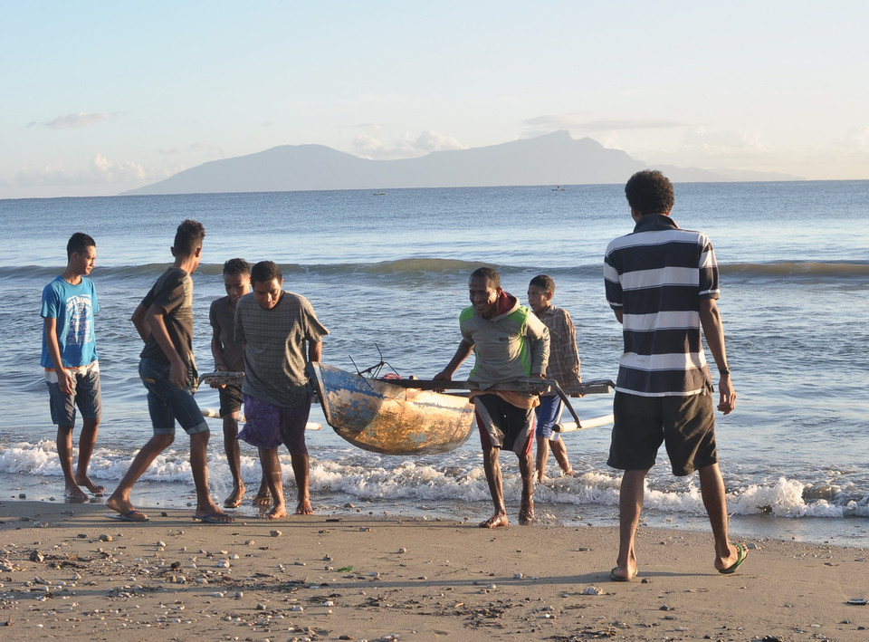 Ngư dân trở về sau một chuyến ra khơi bằng những chiếc thuyền độc mộc. (Ảnh: ​PV/Vietnam+)