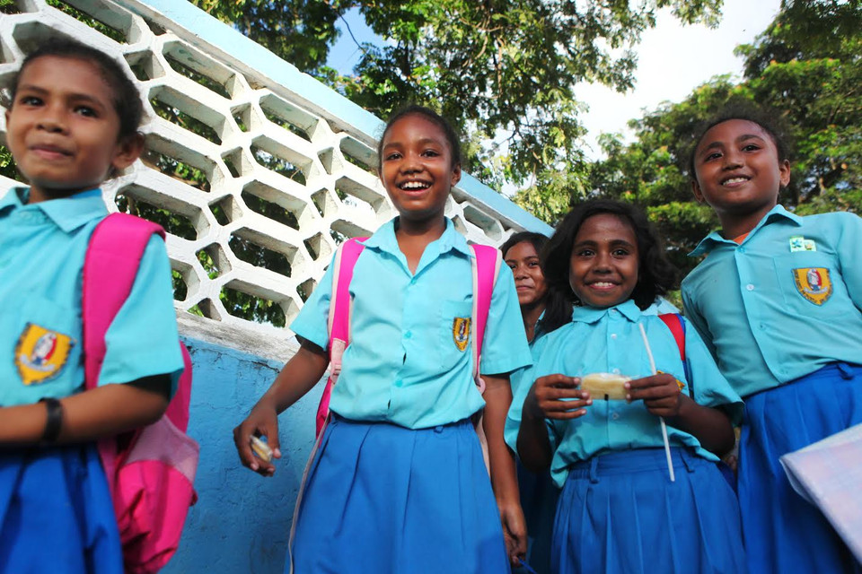 Những tốp học sinh tươi vui trên đường phố Dili. (Ảnh: PV/Vietnam+)