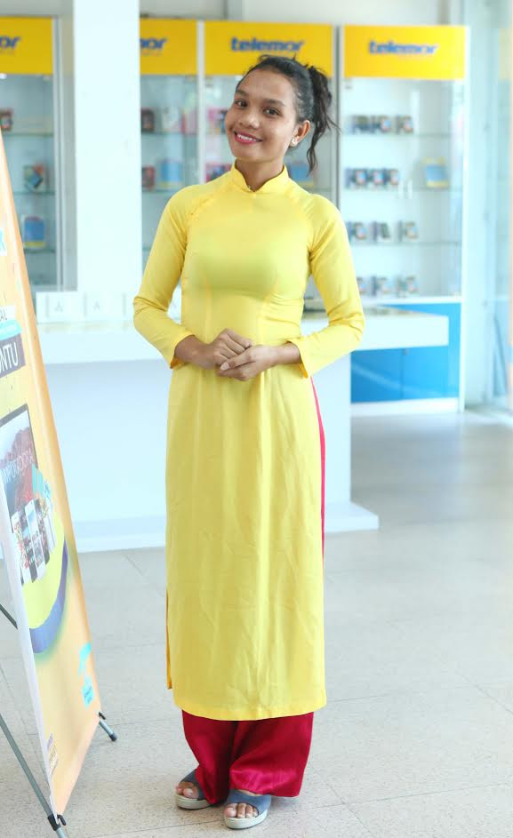 Thiếu nữ Timor-Leste trong tà áo dài Việt Nam. (Ảnh: PV/Vietnam+)