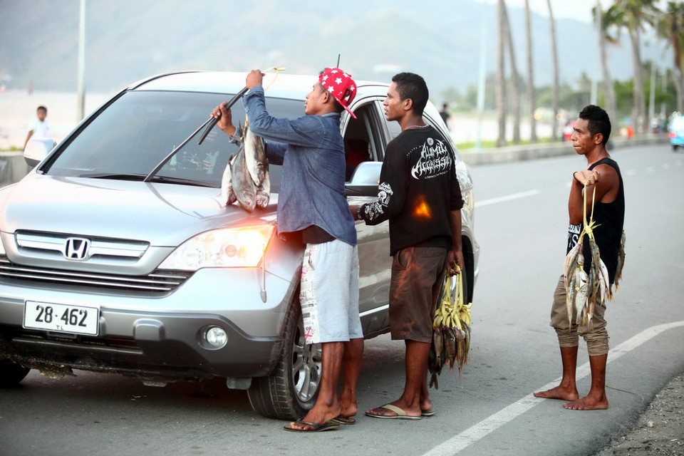 Cá mới đánh bắt ngoài biển được rao bán ngay trên các con đường dọc bãi biển. (Ảnh: PV/Vietnam+)