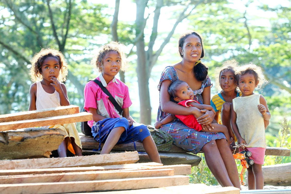 Người mẹ Timor-Leste và các đứa con. (Ảnh: pv/Vietnam+) 