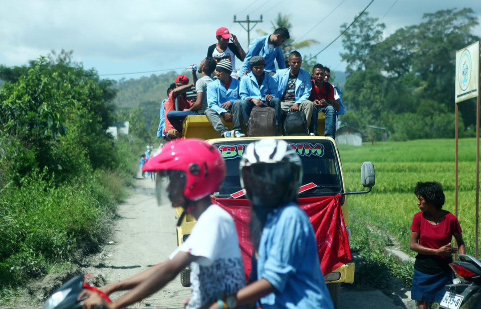Còn tại khu vực nông thôn, để di chuyển, đ​a số người Timor-Leste lựa chọn những chiếc xe tải. (Ảnh: PV/Vietnam+)