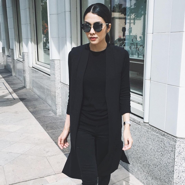 Cũng chọn trang phục 'đen toàn tập,' Tăng Thanh Hà ghi điểm nhờ phong cách menswear. 'Ngọc nữ' phối layer đồ đen với áo khoác cùng tông, hoàn thiện vẻ sành điệu bằng mắt kính râm có thiết kế đáo.