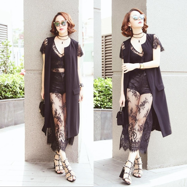 'Chơi trội' nhất 'hội đồ đen' tuần vừa rồi phải kể tới Minh Hằng. Cô mix ngẫu hứng crop top, quần shorts da cùng đầm ren mỏng tang, khoác ngoài là blazer dáng dài đẹp mắt. Để làm bật cá tính mạnh, nữ ca sỹ đa tài chọn sandals đinh tán, kính mắt tráng gương và kết hợp cùng lúc nhiều vòng cổ choker ấn tượng. 