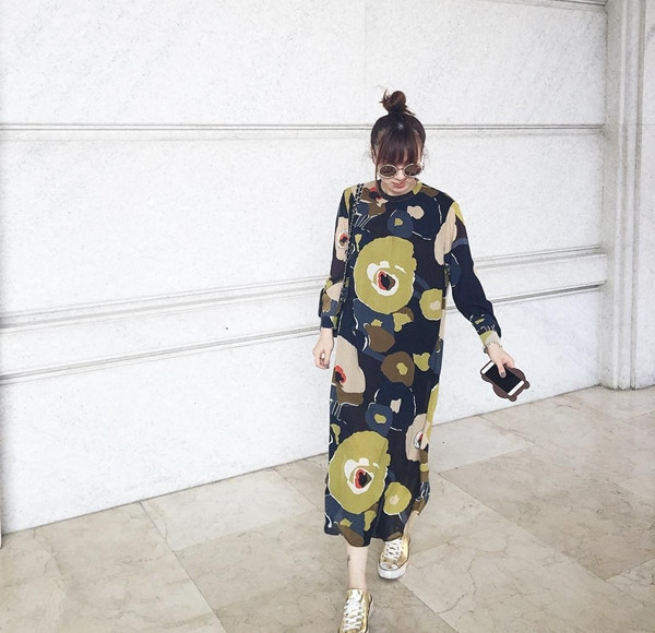 Kết hợp cùng đầm maxi họa tiết độc đáo, Yến Nhi bắt cặp giày thể thao với kính mắt tròn bản to, tạo dấu ấn khác biệt