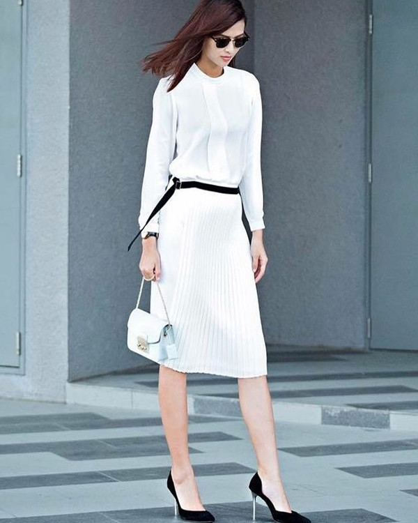 Set đồ sơmi và chân váy xếp ly tuyền trắng không chỉ giúp Cao Thiên Trang 'hạ nhiệt' mùa Hè mà còn làm bật nét thanh lịch, nữ tính