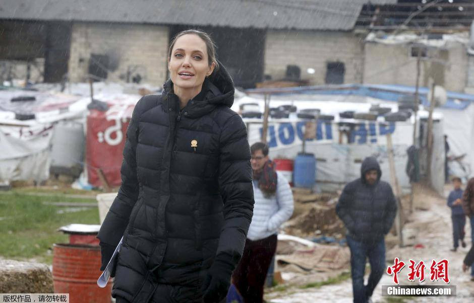 Nữ diễn viên đồng thời là đặc phái viên Cơ quan tị nạn Liên hợp quốc Angelina Jolie Pitt đã tới Zahleh, Leban kêu gọi thế giới giải quyết khủng hoảng tị nạn toàn cầu. (Nguồn: CCTVNews)