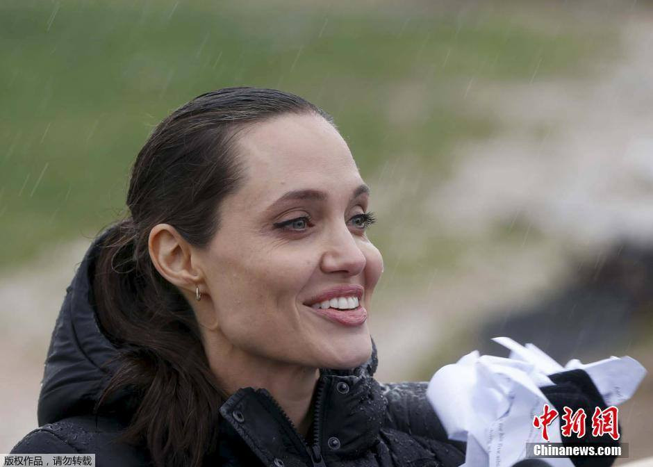 Angelina Jolie đang tham gia hoạt động trợ giúp UNHCR xây dựng khu định cư tạm cho người tị nạn tại Fayda thuộc thung lũng Bekaa của Liban. (Nguồn: CCTVNews)