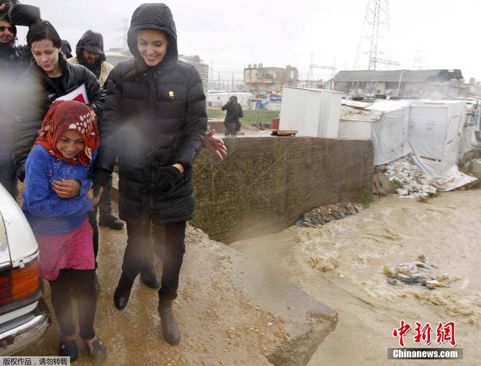 Cô đã nhiệt tình đội mưa rét đi giúp đỡ những người tị nạn. (Nguồn: CCTVNews)