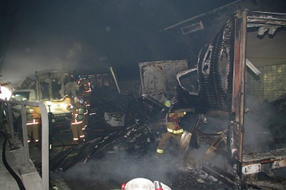 Lực lượng cứu hỏa đã nỗ lực dập tắt lửa cháy trong đường hầm trong suốt một giờ. (Nguồn: AFP/TTXVN) 