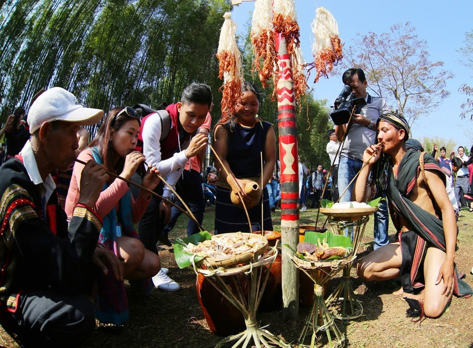 Lễ bắc máng nước thường diễn ra trong 3 ngày trước khi buôn làng tổ chức ăn mừng lúa mới, cầu mong nguồn nước dồi dào. (Ảnh: Dương Giang/TTXVN) 
